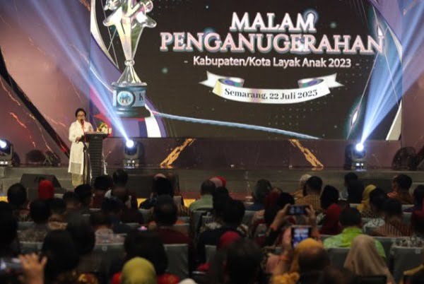 Suasana malam penganugerahan Kab/Kota layak anak di Semarang. (Waspada/ist.)