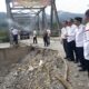 Pj Bupati, Syakir beserta rombongan saat meninjau lokasi oprit jembatan natam amblas. Waspada/Seh Muhammad Amin