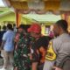 Camat Babalan Restra Yudha S.IP dan mantan Camat Babalan Fajar Aprianta Sitepu saat menerima ucapan selamat di Halaman Kantor Camat Babalan, Rabu (26/7). Waspada/Boy Aprizal
