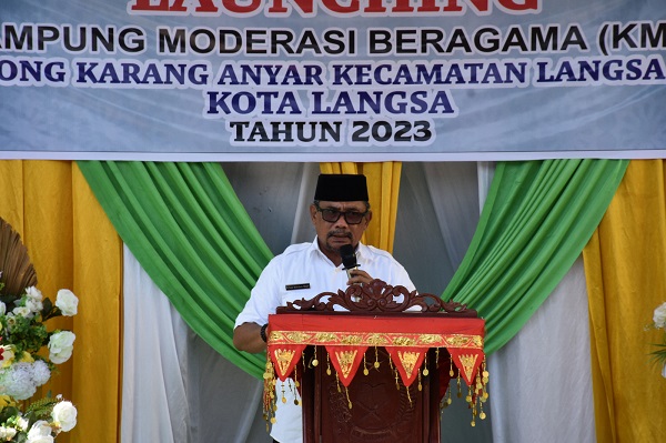 Pj. Wali Kota Langsa, Ir Said Mahdum Majid, didampingi (Kakankemenag) Kota Langsa, H. Mawardi S.Ag, melaunching Kampung Karang Anyar sebagai Kampung Moderasi Beragama (KMB) Kota Langsa untuk tahun 2023, Rabu (26/7). Waspada/Rapian