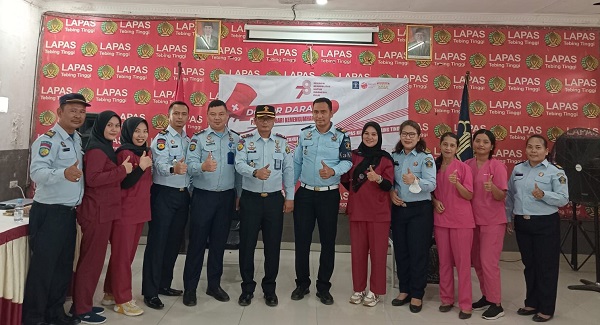 Kalapas Tebing Tinggi, Anton Setiawan beserta jajaran saat berfoto bersama unit transfusi darah RSUD Kumpulan Pane Kota Tebingtinggi. Waspada/Ist