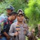 KAPOLRES T.Karo saat memperlihatkan tanaman ganja yang ditemukan di kawasan Tahura Bukit Barisan Kecamatan Namanteran. Waspada/ Micky Maliki.