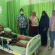 BPJS Ketenagakerjaan Cabang Langsa saat melakukan kunjungan kepada pasien yang mengalami kecelakaan kerja yang dirawat di RSUD Kota Langsa, Rabu (26/7). Waspada/dede