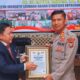 Kapolres Tapsel AKBP Imam Zamroni SIK, MH saat menerima Presisi Award yang diberikan langsung oleh Direktur Eksekutif LEMKAPI Dr Edi Saputra Hasibuan, SH, MH. (Waspada/Ist)