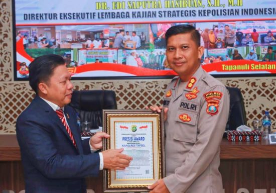 Kapolres Tapsel AKBP Imam Zamroni SIK, MH saat menerima Presisi Award yang diberikan langsung oleh Direktur Eksekutif LEMKAPI Dr Edi Saputra Hasibuan, SH, MH. (Waspada/Ist)