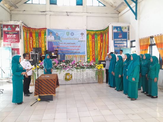 Ketua TP PKK Kec. Tambangan Ny. Sangkot Maidah Muslih Lubis melantik 20 anggota PKK di aula Kantor Kecamatan Tambangan. Waspada/Ist