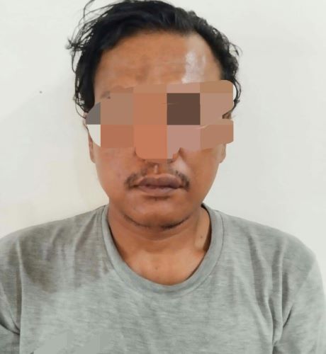 Keluarga korban menyerahkan terduga pelaku perbuatan cabul terhadap anak di bawah umur, pria HS, 41, alias Anto ke Sat Reskrim Polres Kota Pematangsiantar, Selasa (25/7) pukul 02:00.(Waspada-Ist).