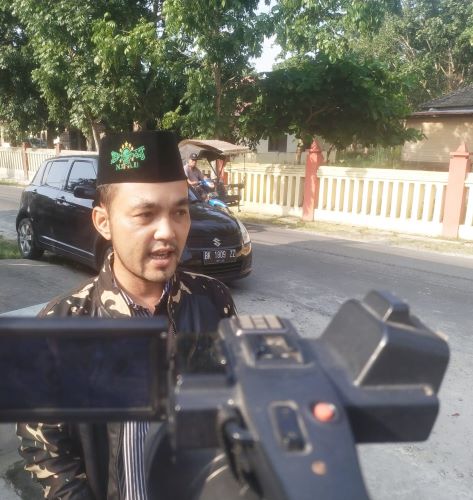 Ketua PC GP Ansor Kabupaten Deliserdang, Julyadi Pulungan yang juga merupakan Ketua Karang Taruna Deliserdang saat memberikan keterangannya. (Waspada/Edward Limbong).