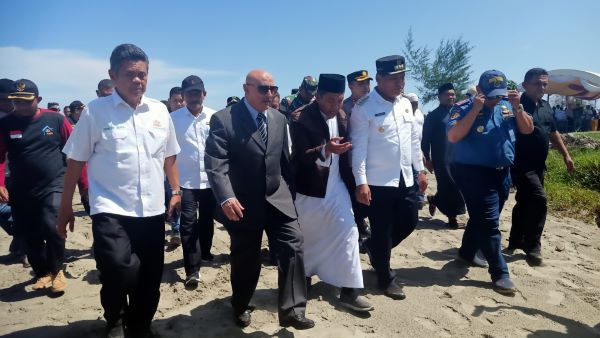 Mr Ahmad Abdullah Kasim (pakai jas), calon investor dari Arab Saudi, didampingi Pj Bupati Abdya Darmansah, beserta rombongan berkunjung ke lokasi Teluk Surin, kawasan Desa Lama Tuha, Kecamatan Kuala Batee. Rabu (26/7).Waspada/Syafrizal