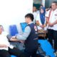 Bupati Simalungun, Radiapoh H Sinaga, sedang menjalani pemeriksaan kesehatan dan menjadi warga pertama yang melakukan donor darah di UDD PMI Simalungun, Rabu (26/7).(Waspada/ist)