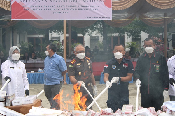 Kajari Deliserdang Dr Jabal Nur saat proses pemusnahan barang bukti. (Waspada/ist).