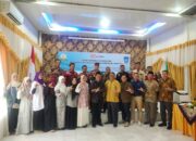 Tampak Kaban Kesbangpol Kota Langsa, Zulhadisyah dan peserta lainnya berfoto bersama dalam sosialisasi pemahaman politik bagi Ormas Kota Langsa, di Aula Kesbangpol Langsa, Kamis (27/7). Waspada/Rapian