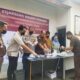 Kajari Asahan Dedyng Wibiyanto, didampingi Kapolres Asahan AKBP Rocky H Marpaung, Hakim PN Kisaran Antoni Trivolta, dan perwakilan BNNK Asahan, memusnahkan SS dengan cara diblender dan membakar barang bukti lainnya atas tindak pidana Narkotika. Waspada/Sapriadi
