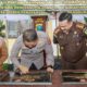 Wali Kota Susanti Dewayani (dua kiri) dan lainnya menyaksikan Kapolres AKBP Fernando menandatangani prasasti saat syukuran dan renovasi gedung Mapolres, TK Kemala Bhayangkari dan Polsubsektor Simarimbun Polsek Siantar Marihat di Mapolres Pematangsiantar, Jl. Jend. Sudirman, Selasa (4/7).(Waspada-ist).