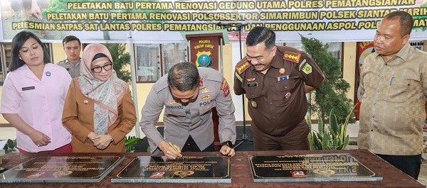 Wali Kota Susanti Dewayani (dua kiri) dan lainnya menyaksikan Kapolres AKBP Fernando menandatangani prasasti saat syukuran dan renovasi gedung Mapolres, TK Kemala Bhayangkari dan Polsubsektor Simarimbun Polsek Siantar Marihat di Mapolres Pematangsiantar, Jl. Jend. Sudirman, Selasa (4/7).(Waspada-ist).
