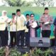 Bupati Simalungun, Radiapoh H Sinaga, bersama Ketua DPD LASQI Simalungun Deni Sartika dan lainnya, memukul rebana menandai pembukaan Festival Seni dan Qasidah Tk.Kab. Simalungun di lapangan PTPN IV Balimbingan, Kamis (27/7).(Waspada/Hasuna Damanik).