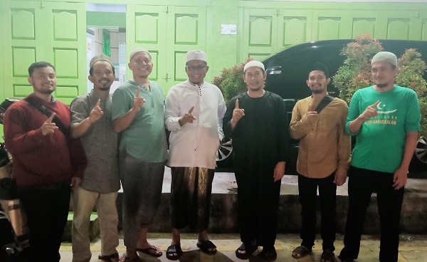 Foto bersama usai menggelar pengajian rutin bulanan bersama Indonesian Islamic Business Forum di BPRS Hikmah Wakilah Banda Aceh, Rabu (26/07/23) bakda magrib.(Waspada/T.Mansursyah)