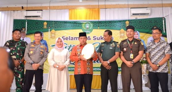 Wakil Wali Kota P.Siidmpuan (tengah) didampingi unsur Forkopimda memukul rebana pada pembukaan Festival Seni dan Qasidah di di Gedung Adam Malik, P.Sidimpuan, Kamis (27/7). Waspada/ist