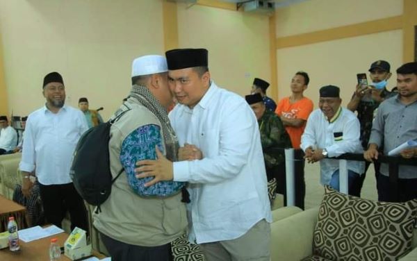 Bupati Labura Hendriyanto Sitorus dan wakilnya Samsul Tanjung menyambut jamaah haji Labura di Asrama Haji Medan, Kamis (27/7). Waspada/dok. Kominfo Labura
