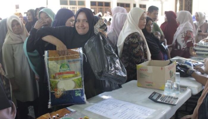 Emak-emak Serbu Pasar Murah Simpang Tiga Aceh Besar