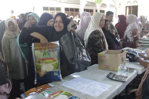 Antusias warga Kecamatan Simpang Tiga saat berbelanja pada pasar murah yang digelar Pemkab Aceh Besar di halaman Masjid Lamkrak, Kecamatan Simpang Tiga, Kamis (27/7). (Waspada/Zafrullah)