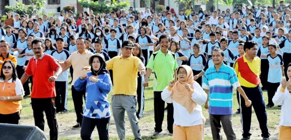 Kegiatan senam massal pelajar diikuti para guru dan pelajar dipusatkan di lapangan SMP Nageri 1 Pematangraya, Kec. Raya, Kab. Simalungun Jumat (28/7). Waspada/ist
