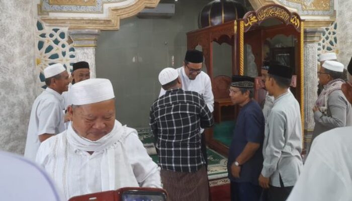Jamaah Jumat Masjid Agung Singkil Serbu Marthunis