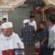 Para jamaah Masjid Agung Nurul makmur terlihat menyerbu Kadis P2TSP Provinsi Aceh itu, saat hendak berjabat tangan dan mengucapkan salam perpisahan, usai memimpin Aceh Singkil selama setahun. WASPADA/Ariefh