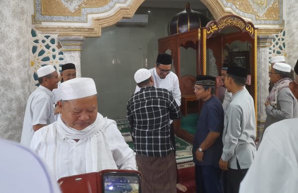 Para jamaah Masjid Agung Nurul makmur terlihat menyerbu Kadis P2TSP Provinsi Aceh itu, saat hendak berjabat tangan dan mengucapkan salam perpisahan, usai memimpin Aceh Singkil selama setahun. WASPADA/Ariefh