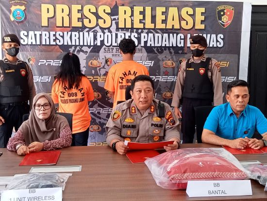 Kapolres Palas AKBP Diari Astetika SIK menggelar konferensi pers terkait pengungkapan kasus eksploitasi dan pencabulan terhadap anak di bawah umur, Jumat (28/7) (Waspada/Muhammad Satio)