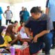 Hendriyanto Sitorus bercengkerama dengan siswa pada Gebyar Sekolah Sehat di lapangan Alun-alun Aek Kanopan, Jumat (28/7). Waspada/ist