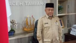 Ketua DPRK Aceh Tamiang, Suprianto di ruang kerjanya. Waspada/Muhammad Hanafiah