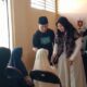 KEPALA Desa Pahang, Kecamatan Talawi, Batubara Faisal, AMd di tengah penyantunan 40 anak yatim dengan memanfaatkan momen 10 Muharram tahun 2023 dan foto bersama.Waspada/Iwan Has