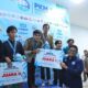 Ade Hafizh saat menerima plakat juara debat Bahasa Arab. Waspada/ist