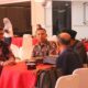 Kadis Komunikasi dan Informatika Kota Binjai terlihat sedang berbincang-bincang dengan peserta lainnya.(Waspada/Ist).