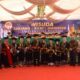 Rektor UNA Prof.Dr.Tri Harsono. M.Si, Ketua Yayasan UNA Drs. Mapilindo M.Pd, Sekdakab Asahan Jhon Hardi, dan Kajari Asahan Dedyng Wibiyanto, foto bersama dengan mahasiswa terbaik dengan Indek Prestasi (IP) tertinggi saat Wisuda ke-31 UNA. Waspada/Bustami CP