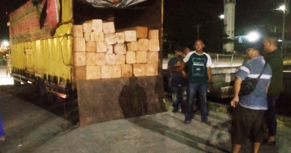 Satu unit truk ekpedisi yang diamankan oleh Kodim 0213 Nias bermuatan kayu di kawasan Pelabuhan Gunungsitoli, Jumat (28/7) malam. Waspada/Ist