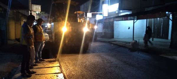 Personel PUPR Madina berjibaku menyelesaikan peningkatan jalan di seputar Pasar Baru Panyabungan sampai lewat tengah malam, Minggu (30/7). Waspada/Ist