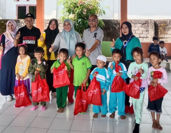 Kadis Pendidikan Kota Binjai Edi Mulia foto bersama guru dan siswa PAUD. (Waspada/Ist).