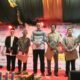 Pj Bupati Marthunis, bersama Kadisparpora H Mujni, Kepala BPKK menyerahkan piagam penghargaan kepada 3 pelaku wisata di Pulau Banyak, Selasa (4/6) malam. WASPADA/Ariefh