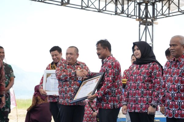 Wali Kota Binjai menerima piagam penghargaan Juara 1 Pelaksanaan Audit Kasus Stunting Terbaik. (Waspada/Ist).