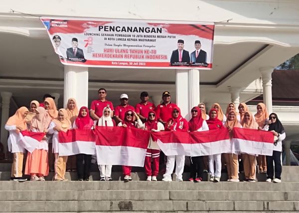 Pj Wali Kota Langsa, Ir Said Mahdum Majid bersama unsur Forkompimda Langsa berfoto bersama pada launching gerakan pembagian 10 juta Bendera Merah Putih dan Car Free Day, di Tribun Lapangan Merdeka Langsa, Minggu (30/7) pagi. Waspada/Rapian