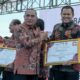 Gubernur Sumatera Utara Edy Rahmayadi menyerahkan penghargaan kepada Wabup Sergai H. Adlin Tambunan. Waspada/ist