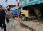 Truk Kernel Sawit Tabrak 2 Unit Ruko Di Tebingtinggi