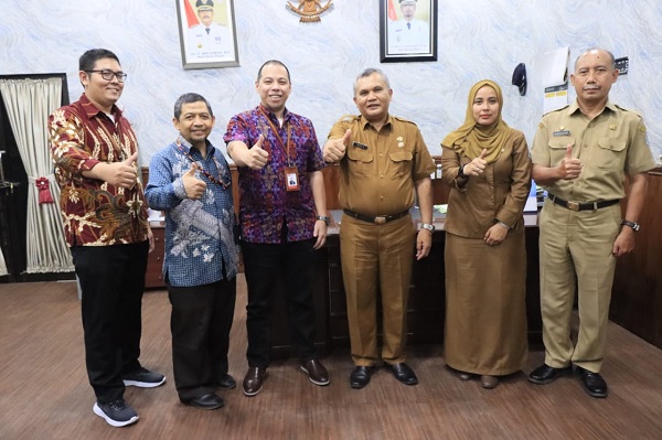 Kepala Bappeda Kota Binjai foto bersama rombongan Deputi Bidang Riset dan Inovasi daerah yang dipimpin oleh Dr Yopi. (Waspada/Ist).