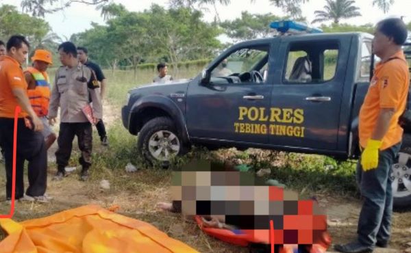 Tim Inafis Polres Tebingtinggi dan personel Polsek Padang Hilir saat mengevakuasi jasad korban tewas dari dalam air. Waspada/Ist