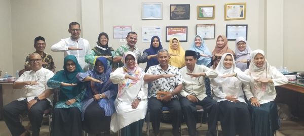 Kegiatan Monitoring dan Evaluasi (Monev) Tim Percepatan Penurunan Stunting (TPPS) Aceh Barat foto bersama Tim Provinsi usai acara di Aula Sekda Aceh Barat, Jumat (28/07/23). (Waspada/Ist)