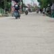 Warga Bedagai melintasi jalan Pahlawan yang dicor beton. Waspada/Darmawan