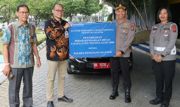 Kapolres AKBP Fernando (dua kanan) menerima hibah satu unit kendaraan dinas dari Deputi KPw BI Kota Pematangsiantar di KPw BI, Jl. H. Adam Malik, Selasa (4/7).(Waspada-Ist).