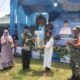 Kepala KUA Kec Babalan Azhar SHi menyerahkan piala juara Umum MTQ -56 Kecamatan Babalan kepada Lurah Brandan Timur Baru Wiwik Wardani di Lapangan Kampung Baru P.Brandan, Minggu (30/7). Waspada/Boy Aprizal